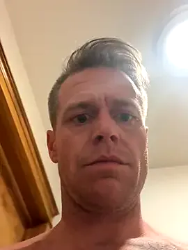 DILFiGuess1 live sex cam on Chatviper